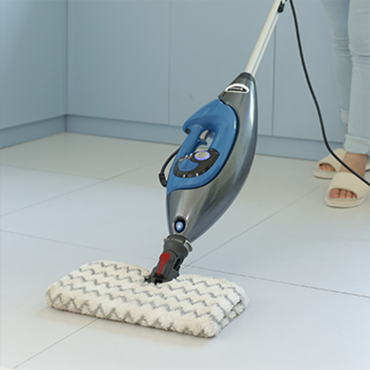 即使有重污的地方只要反转拖把喷几下水，拖几下就会轻松搞定，而且不会留水印，边边角角也会够的到，物超所值。